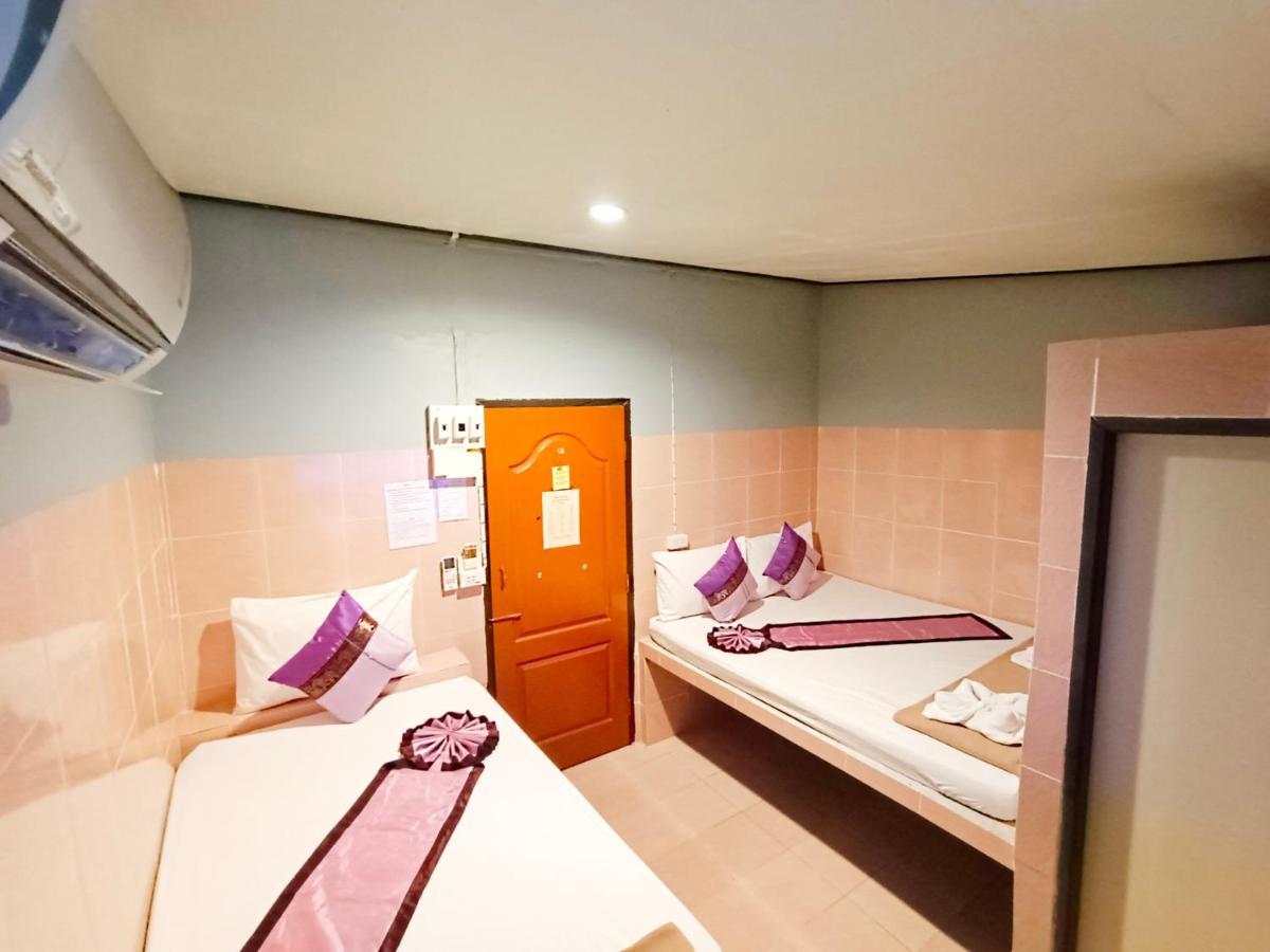 Out! A Radically Inclusive Beach Hostel By Wild & Wandering Хаад Рин Стая снимка