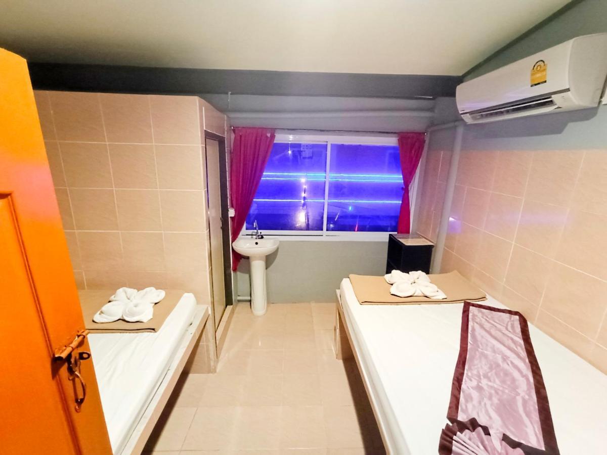 Out! A Radically Inclusive Beach Hostel By Wild & Wandering Хаад Рин Стая снимка