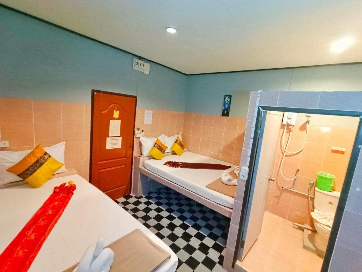 Out! A Radically Inclusive Beach Hostel By Wild & Wandering Хаад Рин Стая снимка