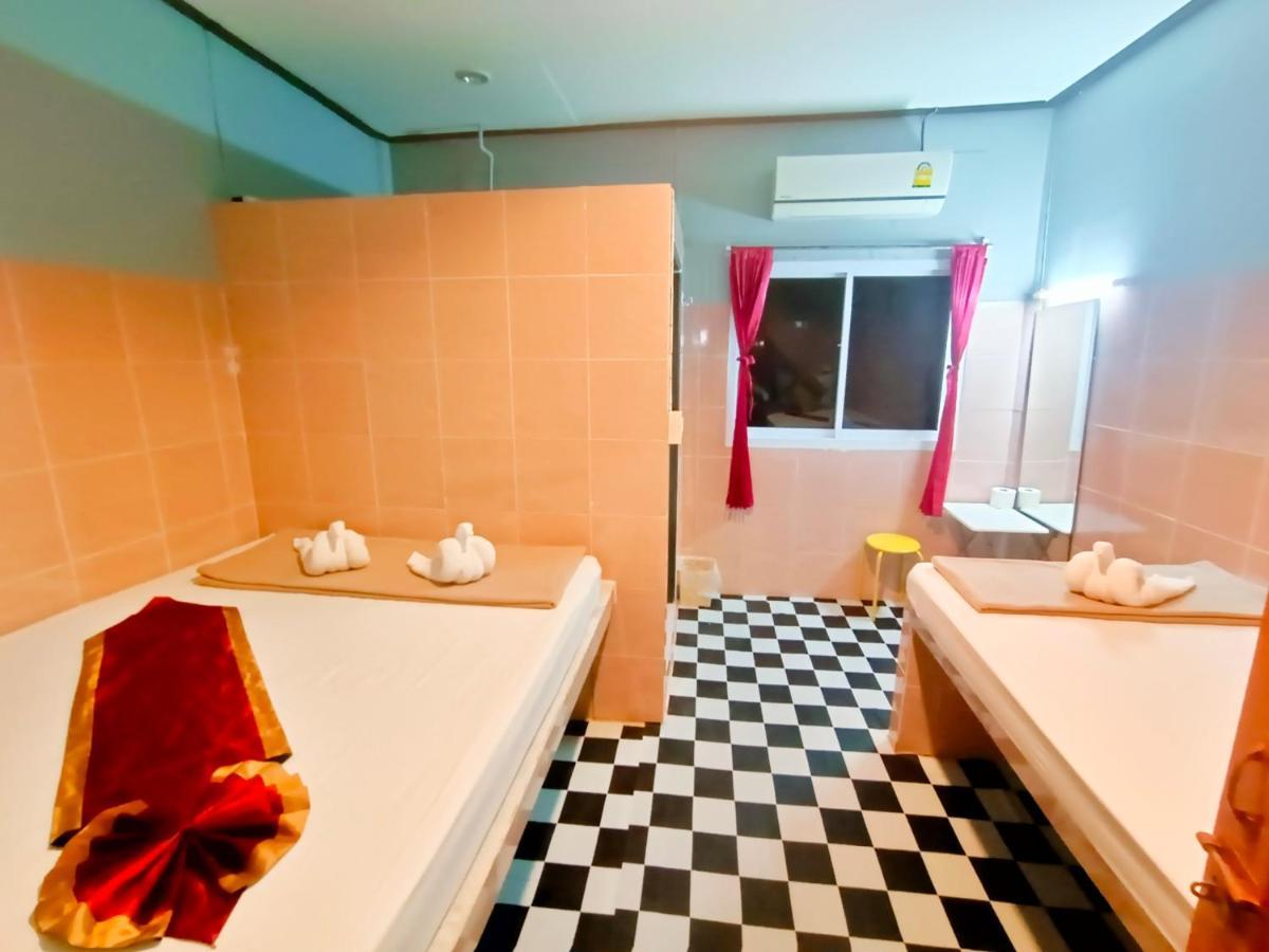 Out! A Radically Inclusive Beach Hostel By Wild & Wandering Хаад Рин Стая снимка